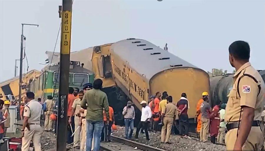 भारतमा रेल दुर्घटना हुँदा १३ जनाको मृत्यु, ५० जनाभन्दा बढी घाइते